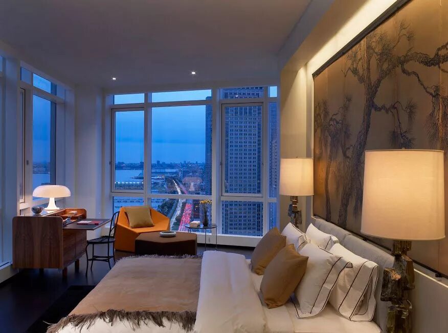 Спальня в пентхаусе в Нью Йорке. Спальня с панорамными окнами. Спальня с панорамными окнами в квартире. Спальня с красивым видом.