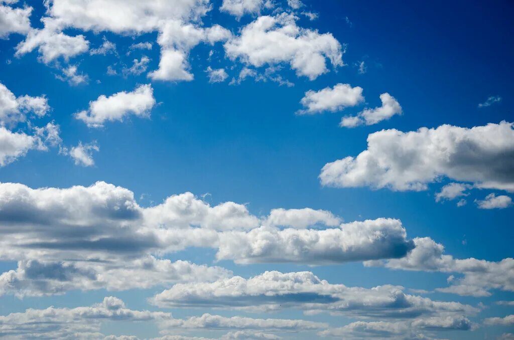 Красивые облака. Летнее небо с облаками. Летние кучевые облака над полем. Летнее небо с облаками. Пейзаж с облаками.