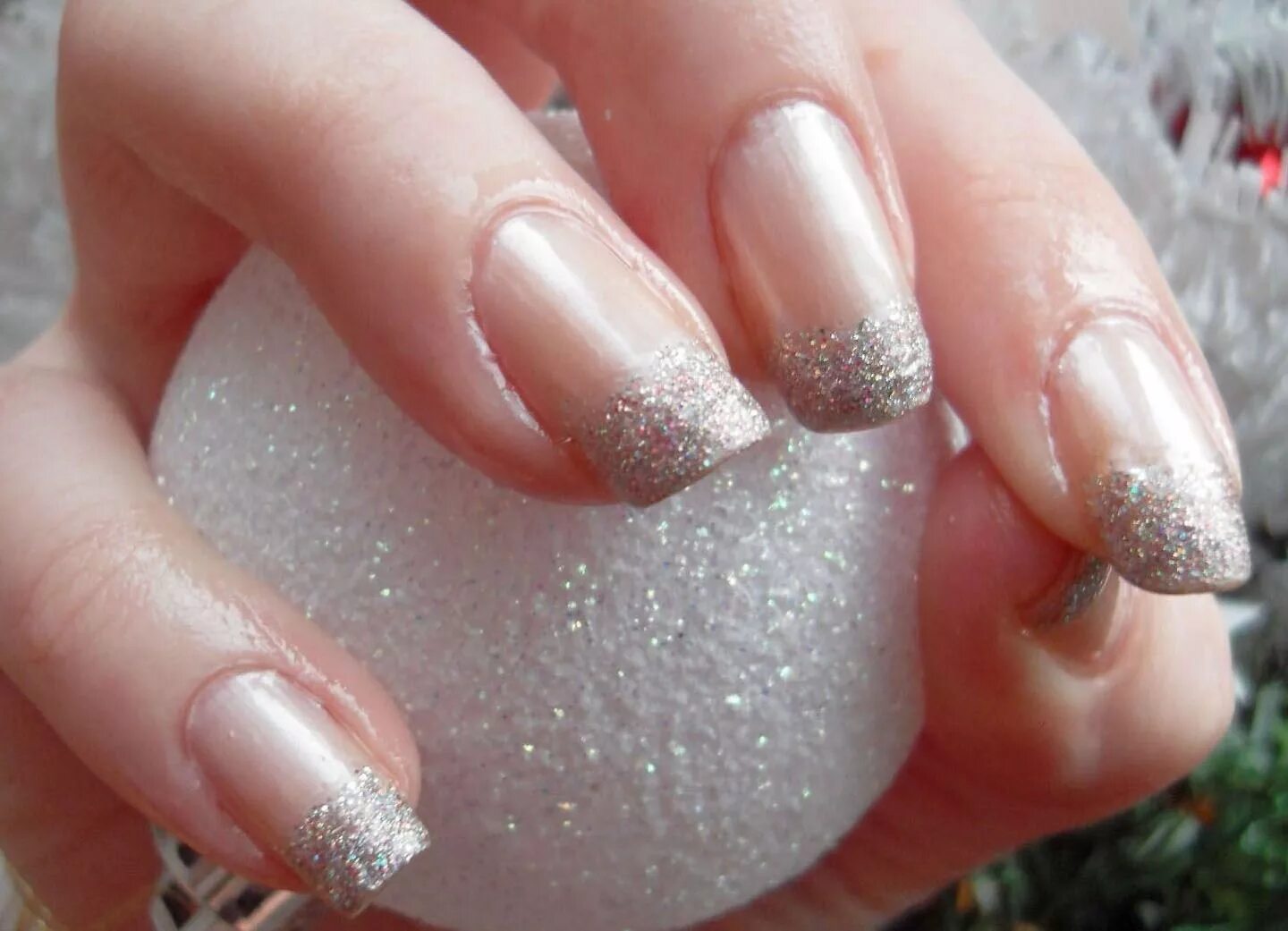 блестящие ногти. маникюр со снежинками. ногти френч с блеском на новый год. ногти с блестками. маникюр френч с блестками.