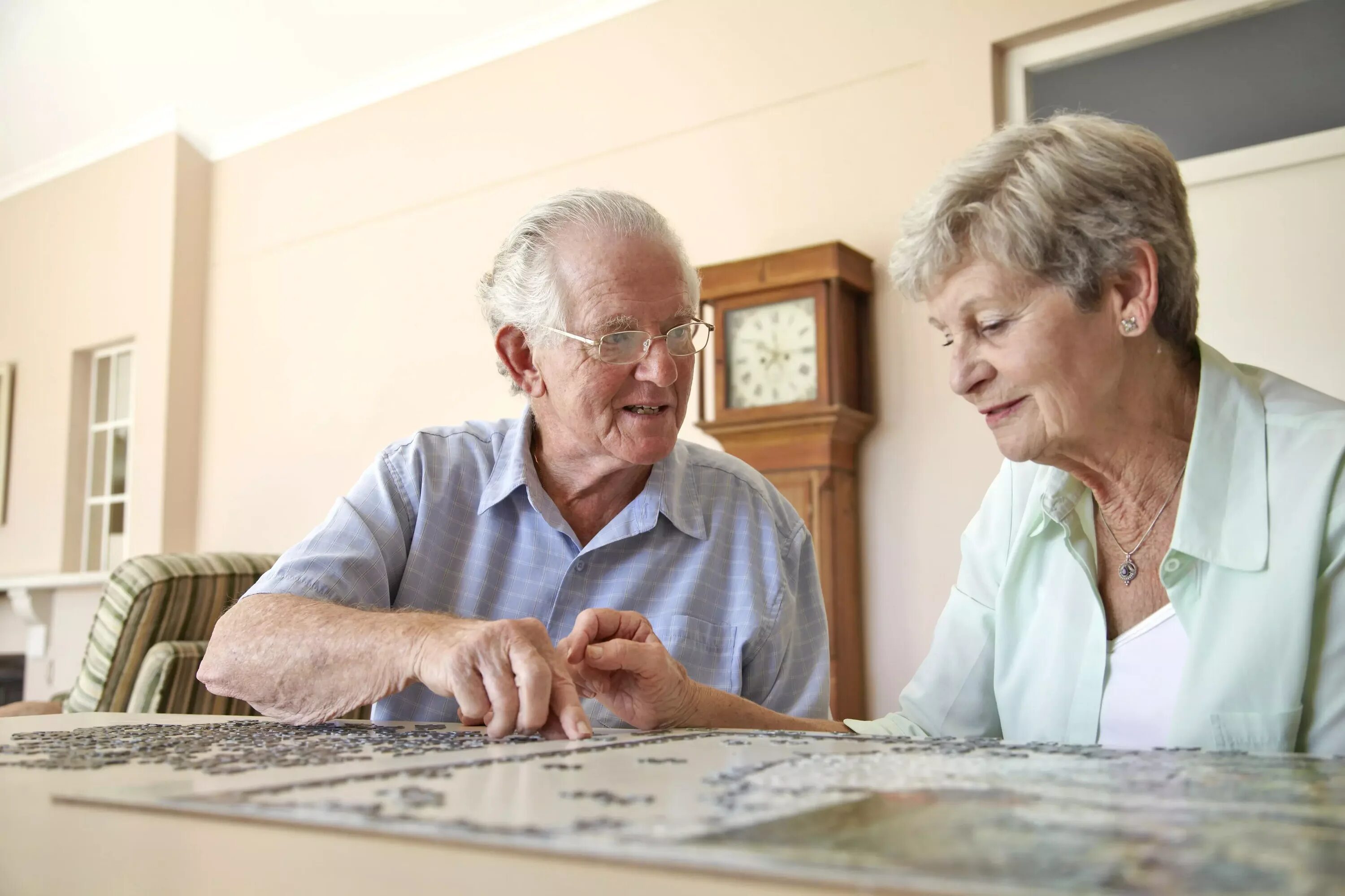 Улучшение памяти в возрасте. Человек с деменцией. Пожилые люди с Альцгеймером. Память у пожилых людей. Интеллектуальные нарушения пожилых людей.