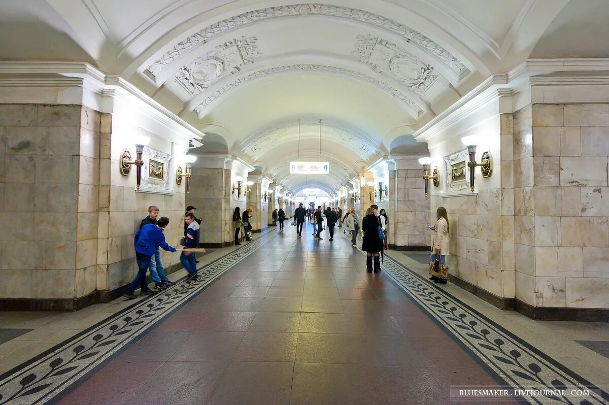 Метро октябрьская парки. Станция метро парк культуры Кольцевая. Станция метро Октябрьская.