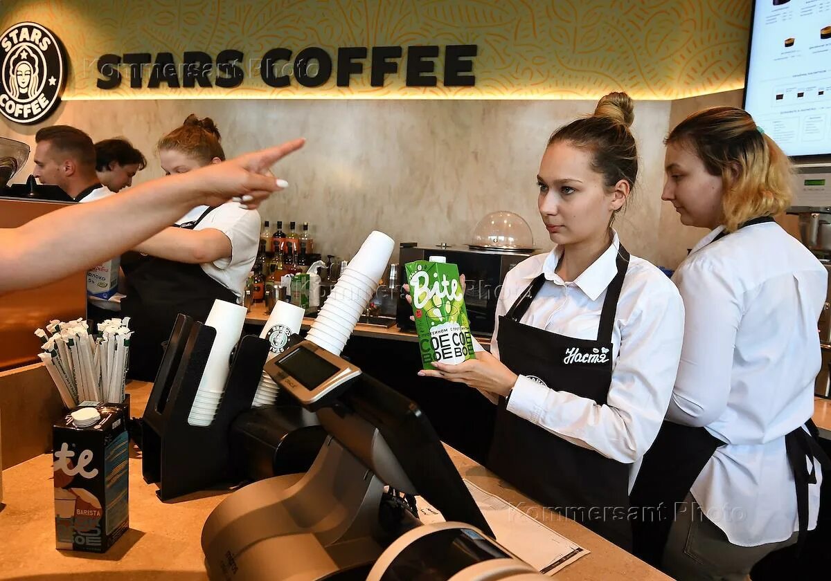 Кофе есть кофейня. Stars Coffee упаковка. Stars Coffee Москва зимой. Кофе с собой Звездные войны. Star Coffee queue.