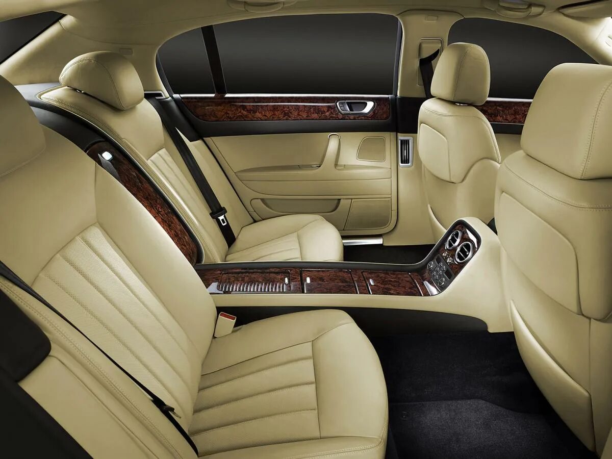 Салон спорткара. Aston martin db9 black. Bentley continental flying spur салон. Салон транспортного средства. Пошив салона автомобиля.