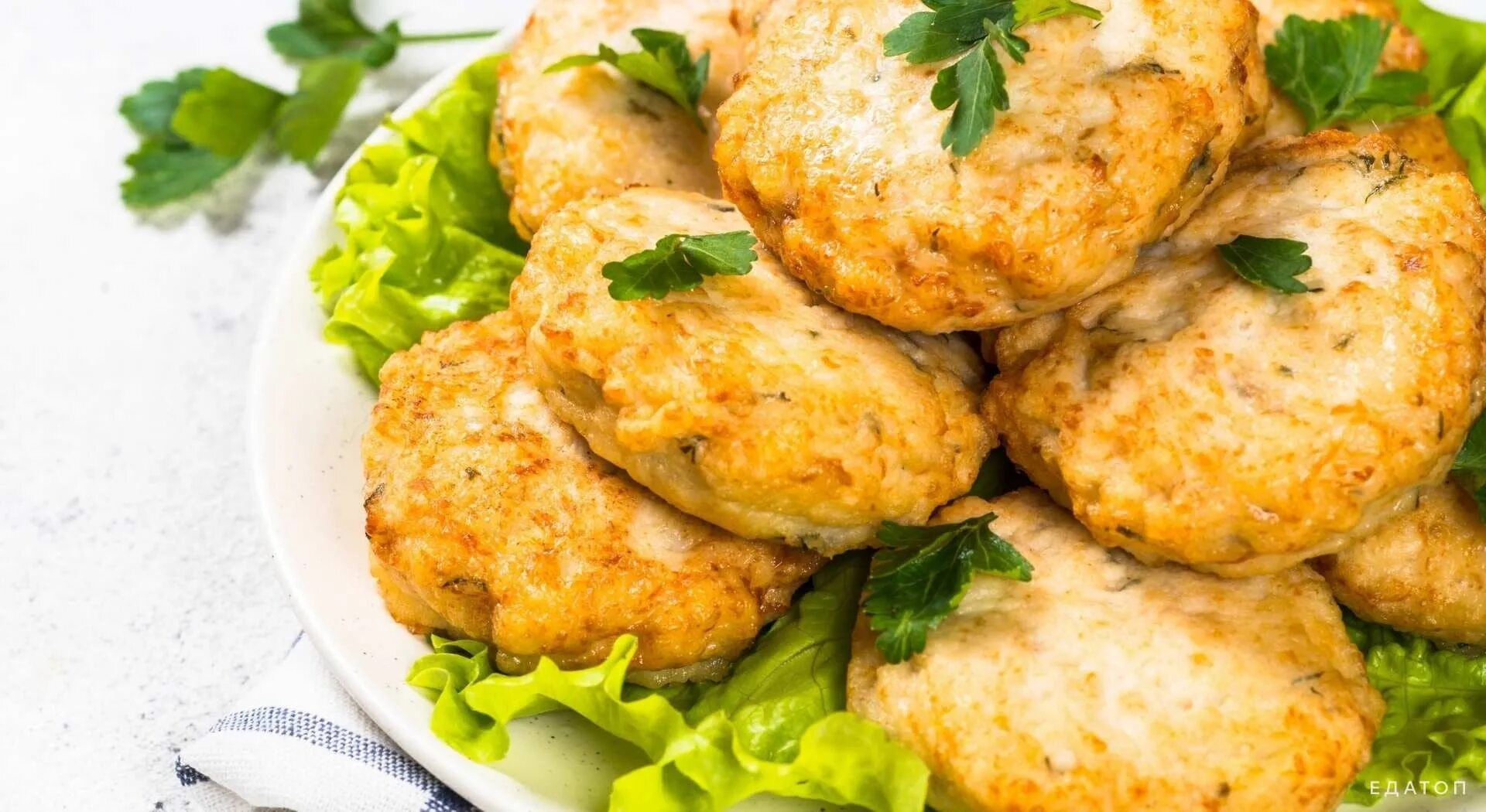 Куриные котлеты диета. Диетические куриные котлеты. Диетические котлеты. Куриные котлеты с овощами. Диетические куриные котлеты.