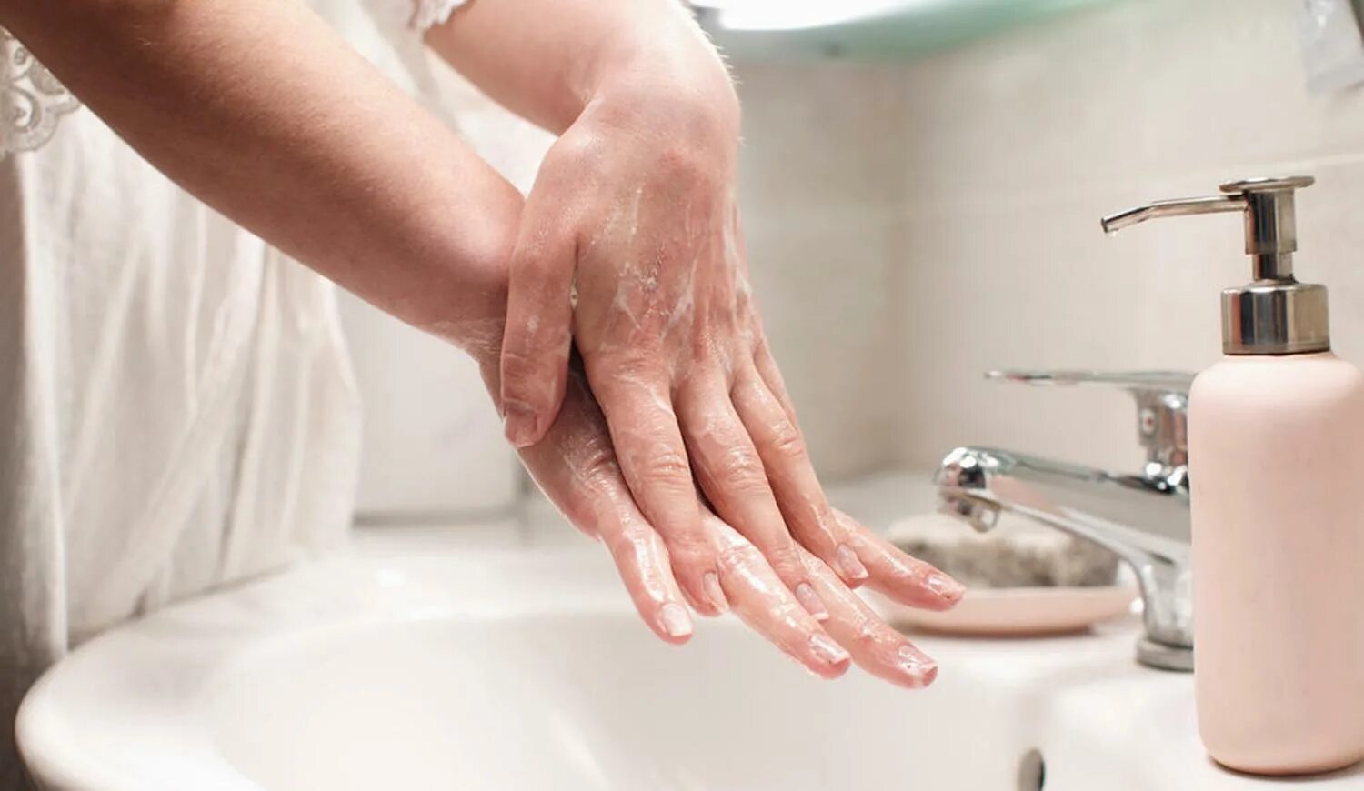 Про мытье рук. Мытье рук. Мыть руки. Мытье рук с мылом. Мыло для рук.