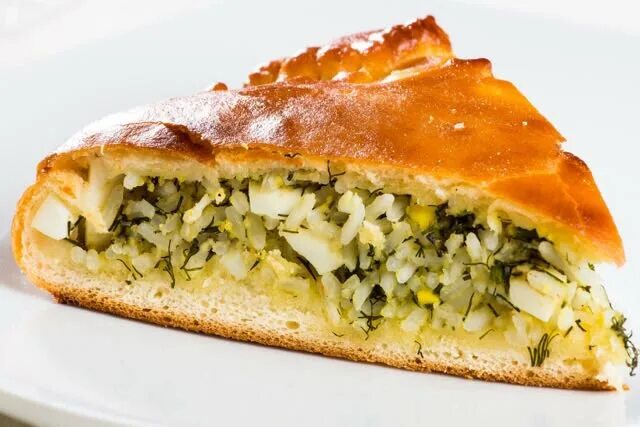Пирог с рисом мясом дрожжевой. Пирог с рисом. пирожки с рисом и яйцом. пироги с рисом и яйцом. пирог с мясом и рисом.