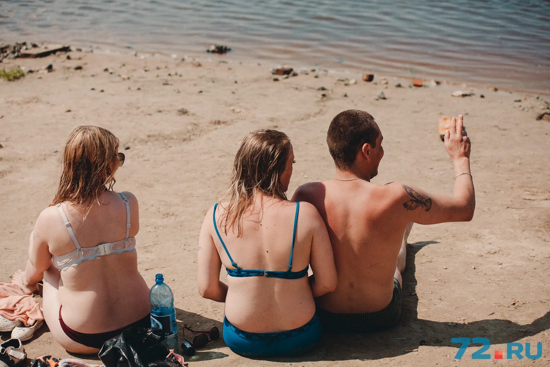 Mira david. дикий пляж без комплексов. женщины на пляже. туристы на пляже.