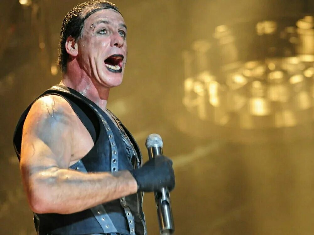 Песня рамштайн любимый. Тилль Линдеманн. Солист группы Rammstein. Rammstein Тилль Линдеманн. Тиль солист рамштайн.