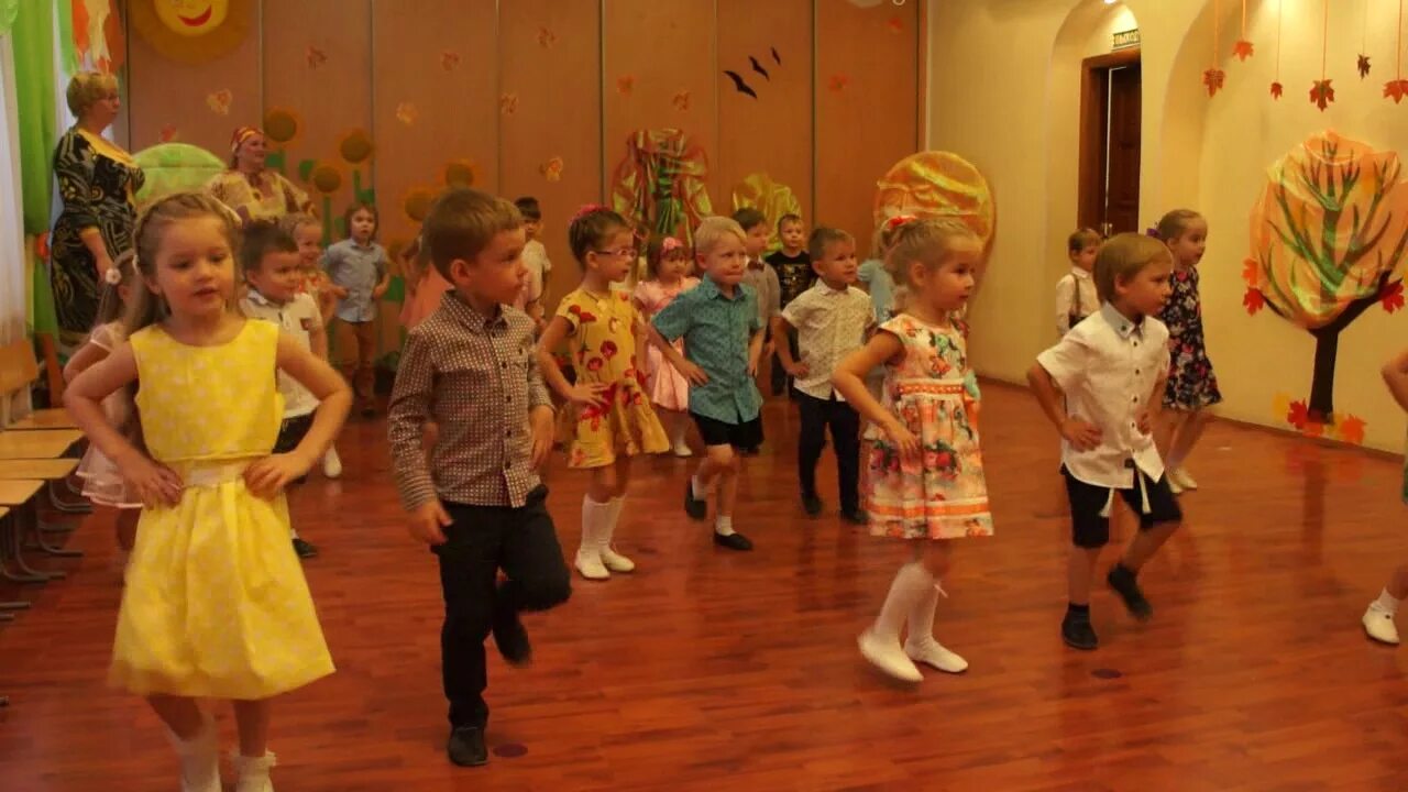 Танец с мамами по дорожке мы идем. Танцы мама + ребенок. Ноты детских песен для детей младшей группы. Ноты песен для аккордеона. Ходит осень по дорожкам ноты.