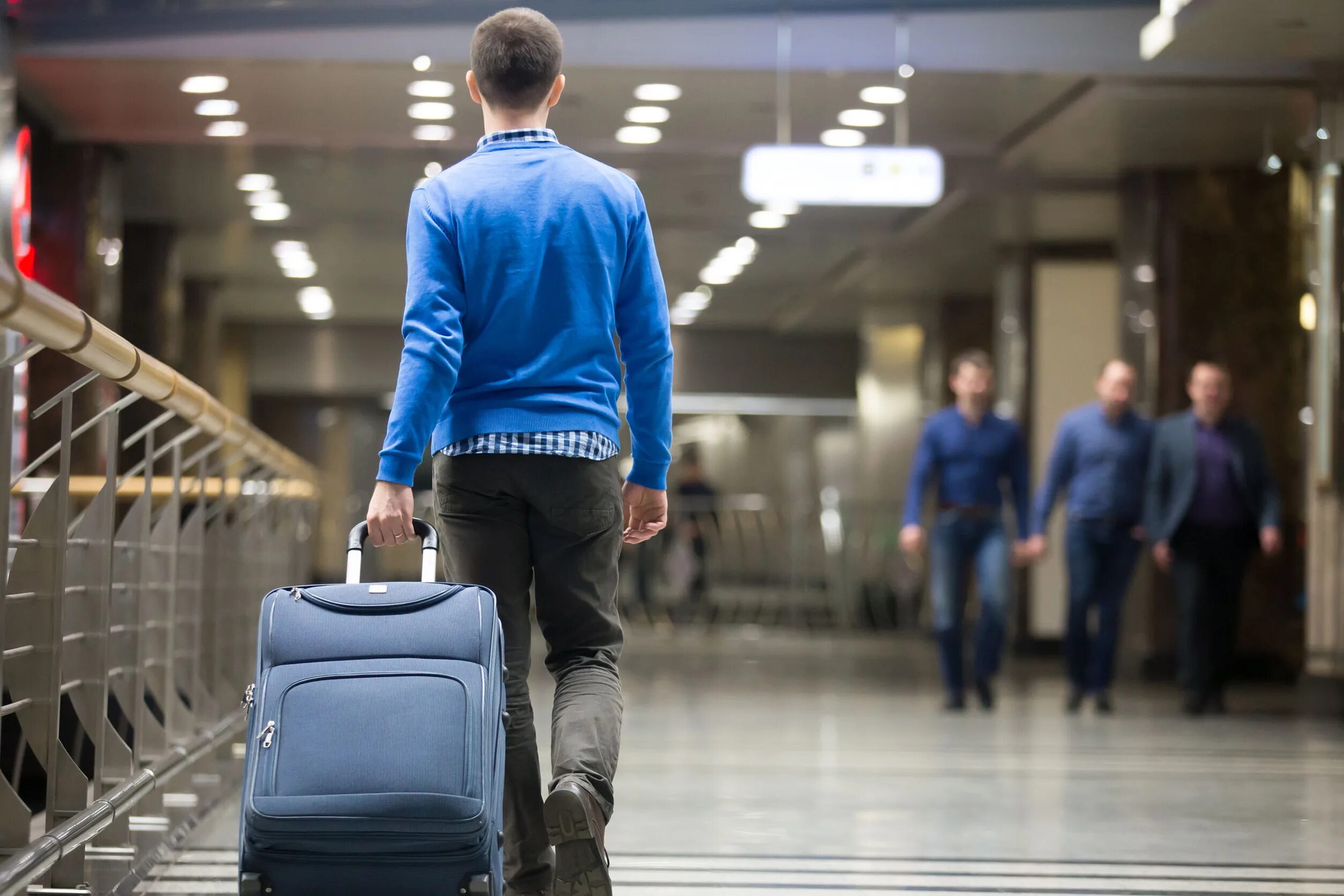 Семья переезжает в новый дом. Карта заселения земли человеком. Переезд в другую страну. Переезд в другую страну. Семья мигрантов.