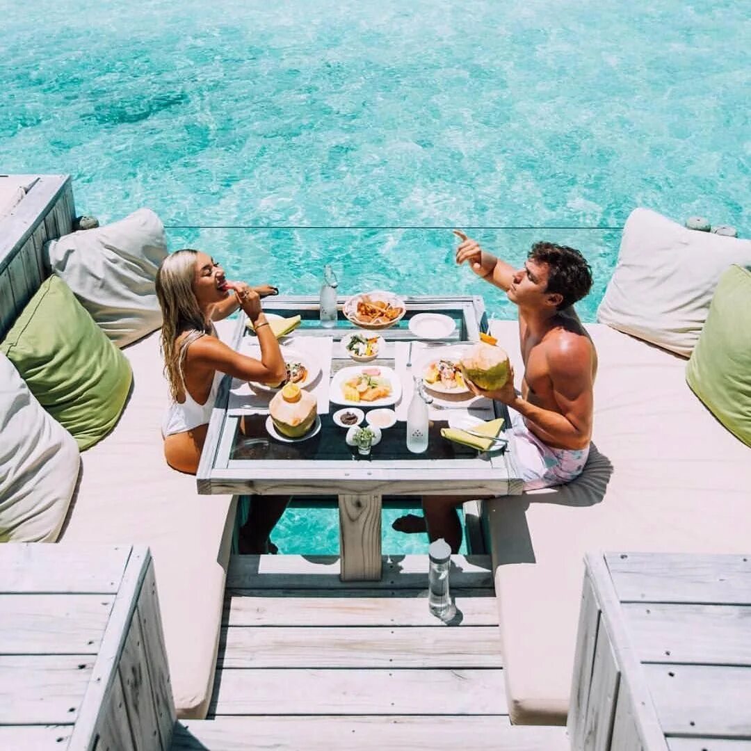 Отдых на четверых. Завтрак на Мальдивах. Романтический завтрак на море. Завтрак на пляже. Красивый завтрак на Мальдивах.