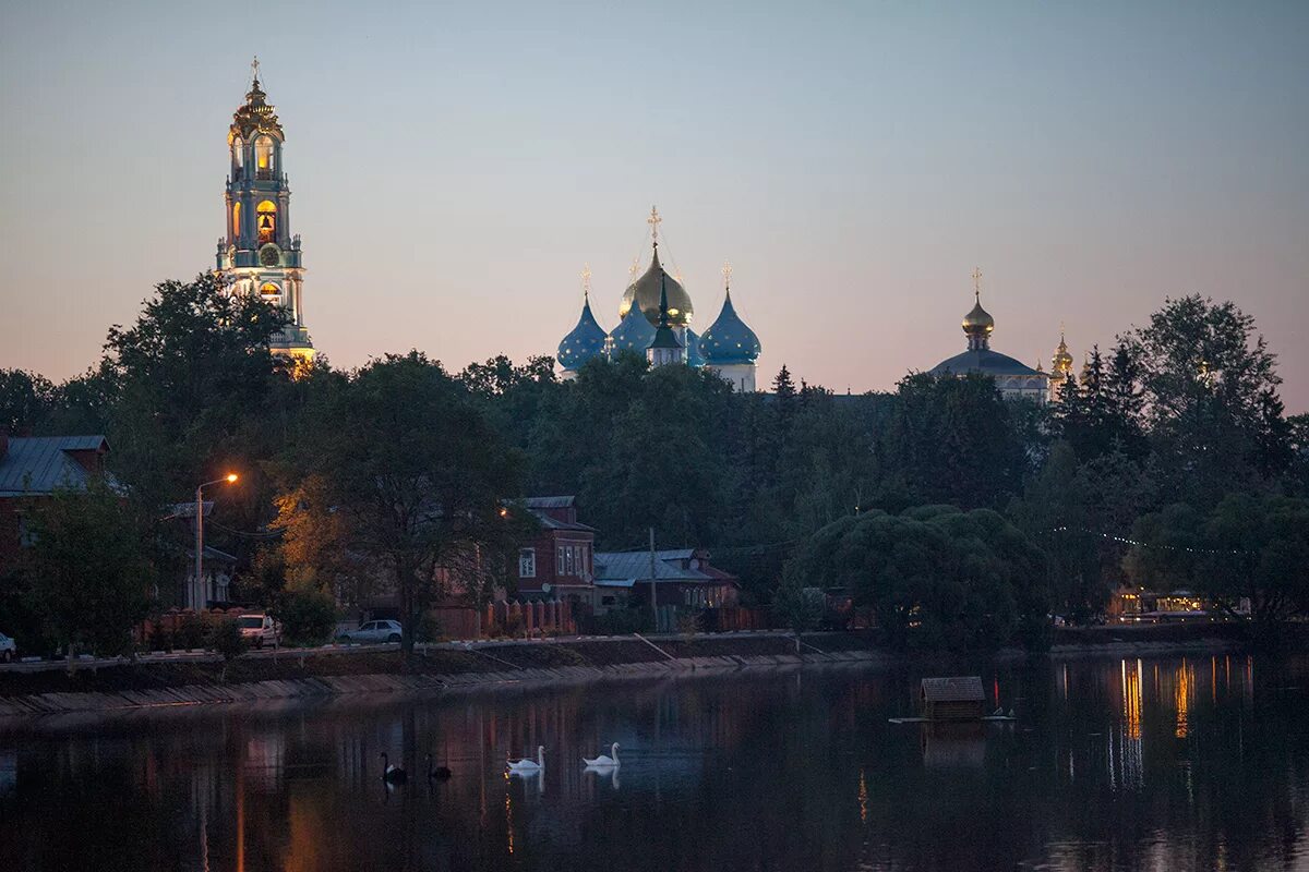 Версаль сергиев посад ночной. Келарский пруд Сергиев Посад. Сергиева Лавра Келарский пруд. Сергиев Посад Келарский пруд фотосессия. Келарская набережная Сергиев Посад.