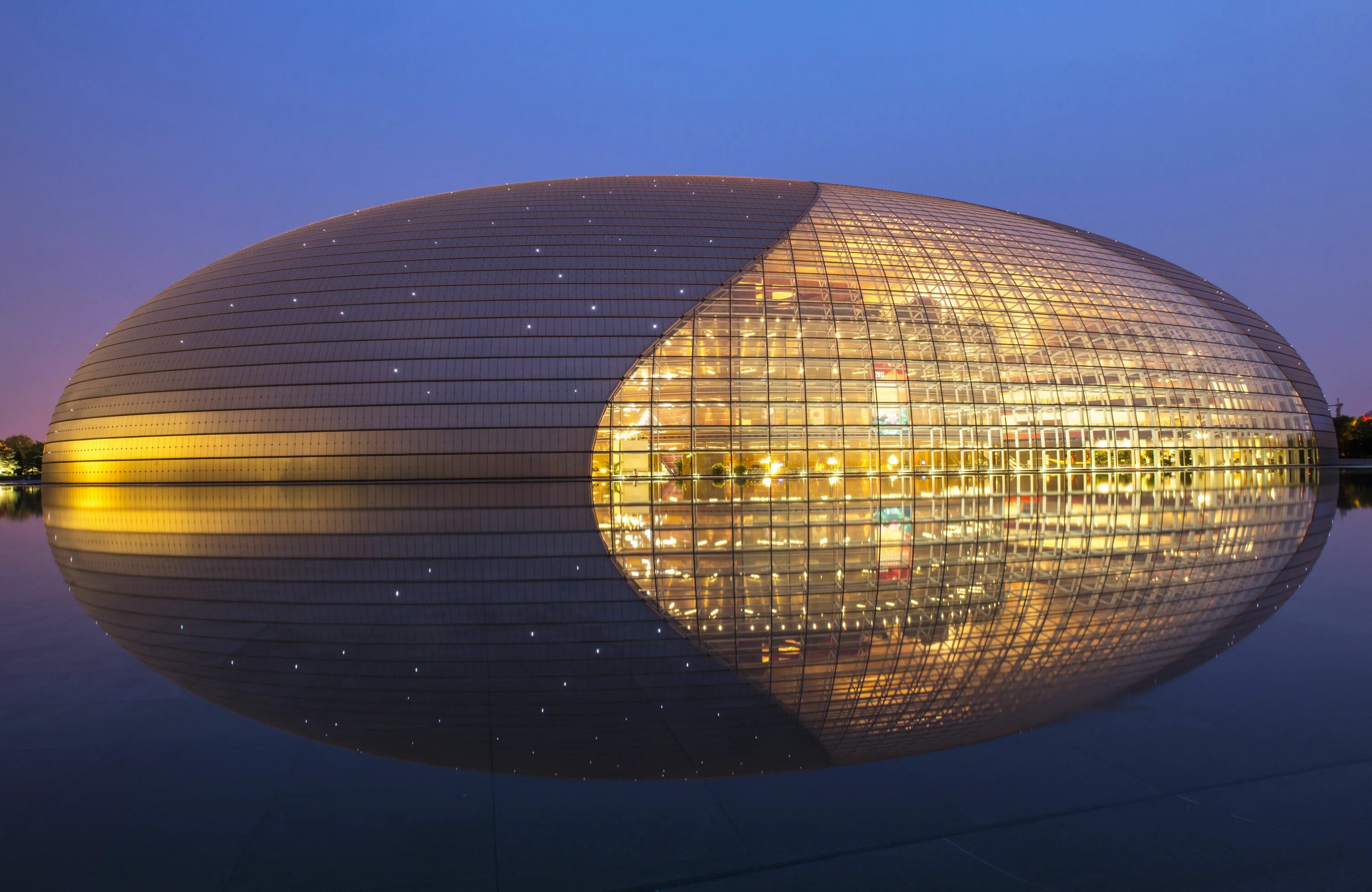 Всемирно известные здания. Национальный центр исполнительских искусств в Пекине. Оперный театр в Пекине Поль Андре. Оперный театр Пекин Китай. Национальный театр исполнительских искусств. Пекин, Китай.