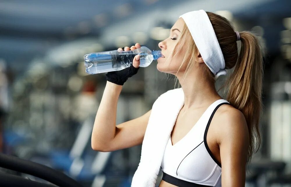 Drinking during. Спортсменка пьет воду. Девушка пьет воду. Спортивная девушка пьет воду. Спортсмен с бутылкой воды.