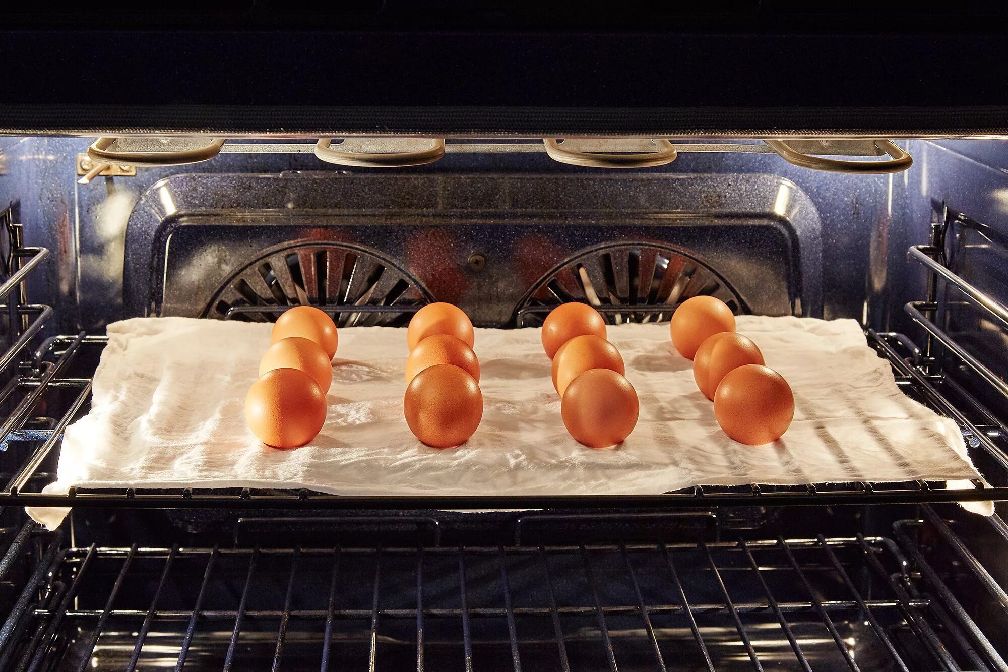 Яйца в духовке. Яйца запеченные в духовке. Печёные яйца в духовке. Яичный в духовке.