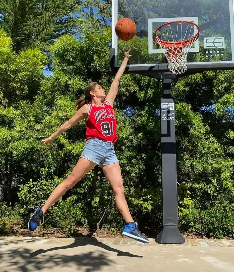 Баскетболом занимается 48 человек. Синди Монкиф баскетбол. Фотосессия в баскетбольном стиле. Девушка на баскетбольном кольце. Самые крупные баскетболистки.