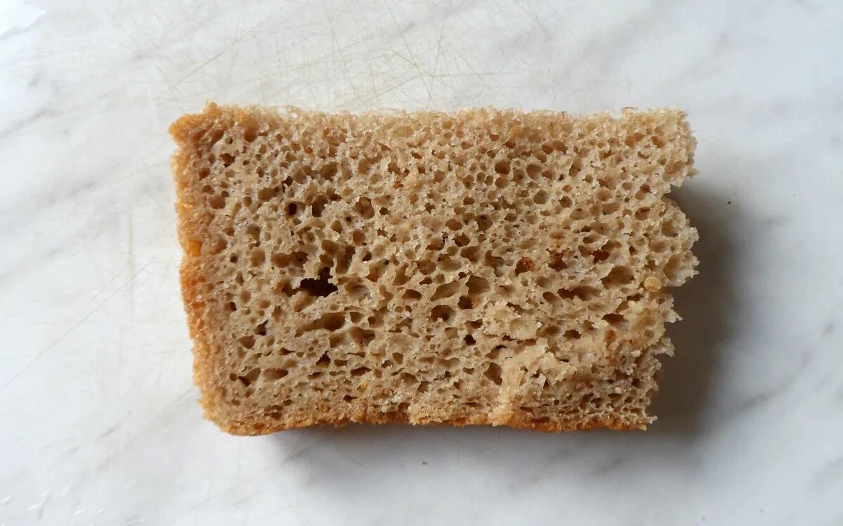 Кусочек сухого хлеба. Кусочек хлеба. Ломтик хлеба. Кусочек черного хлеба. Ломтик черного хлеба.