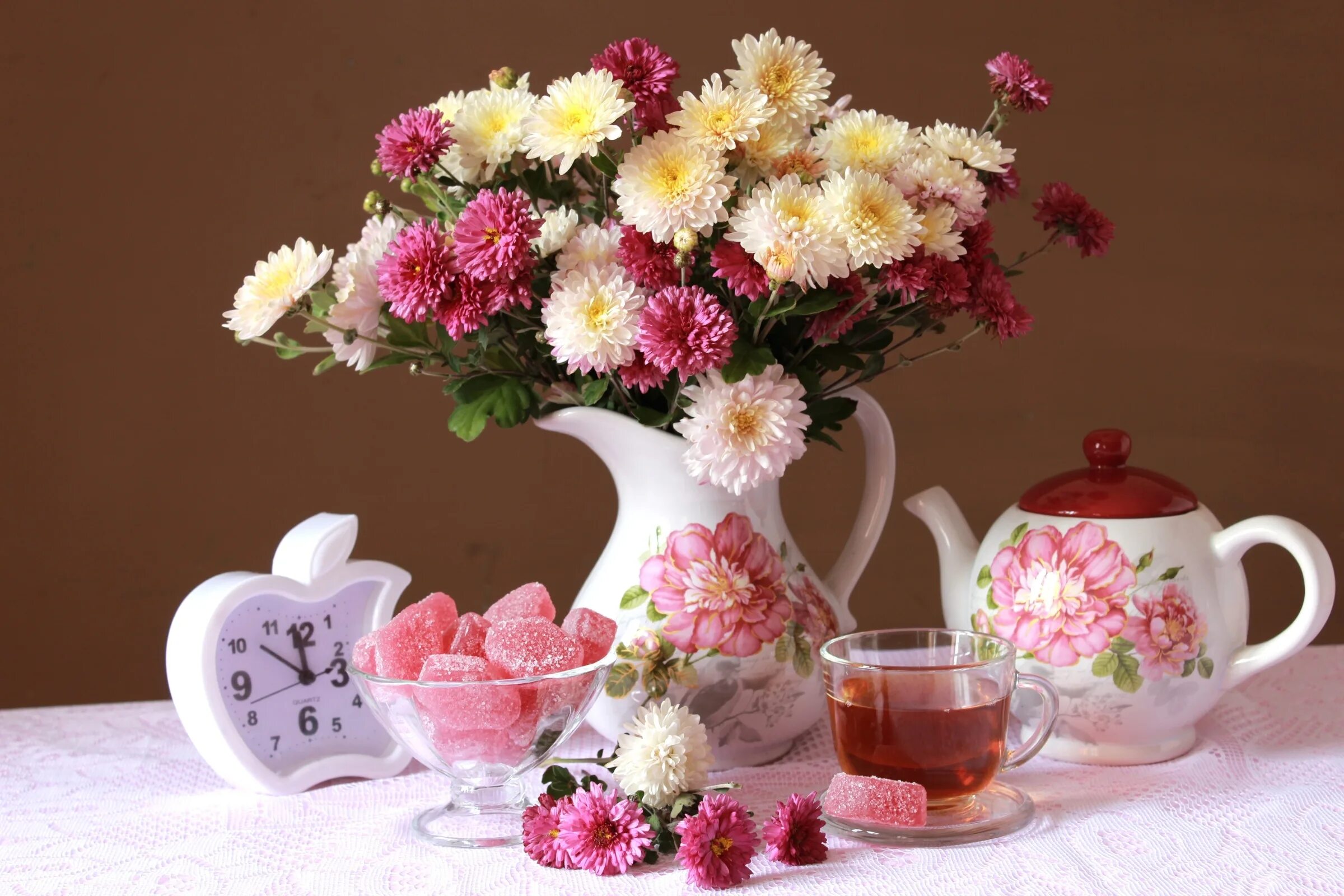 Картинка с цветами доброе утро хорошего дня. Летние цветы в вазе. Утренний букет. Красивые цветы в чашке. Прекрасный утренний букет.