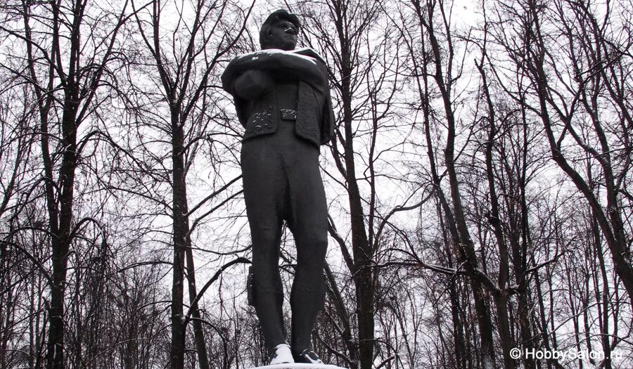 Памятник федору волкову. Памятник Федору Волкову в Ярославле. Памятник Фёдору Григорьевичу Волкову Ярославль. Памятник Волкова Ярославль.