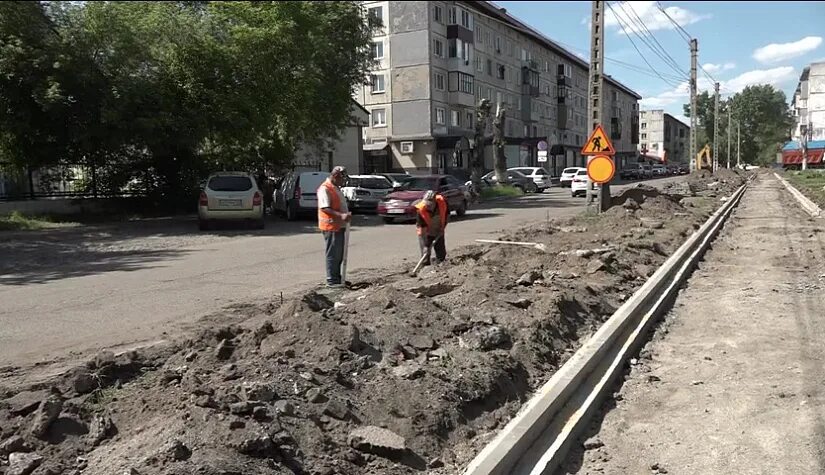 Сайт бийского рабочего. Городские дороги Бийск. Бийский рабочий. Бордюр на трассе. Челюскинцев Барнаул.