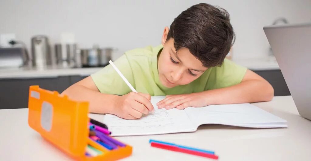 He does homework. Ребенок делает домашнее задание. мальчик делает домашнюю работу. мальчик делает домашнее задание. do homework.