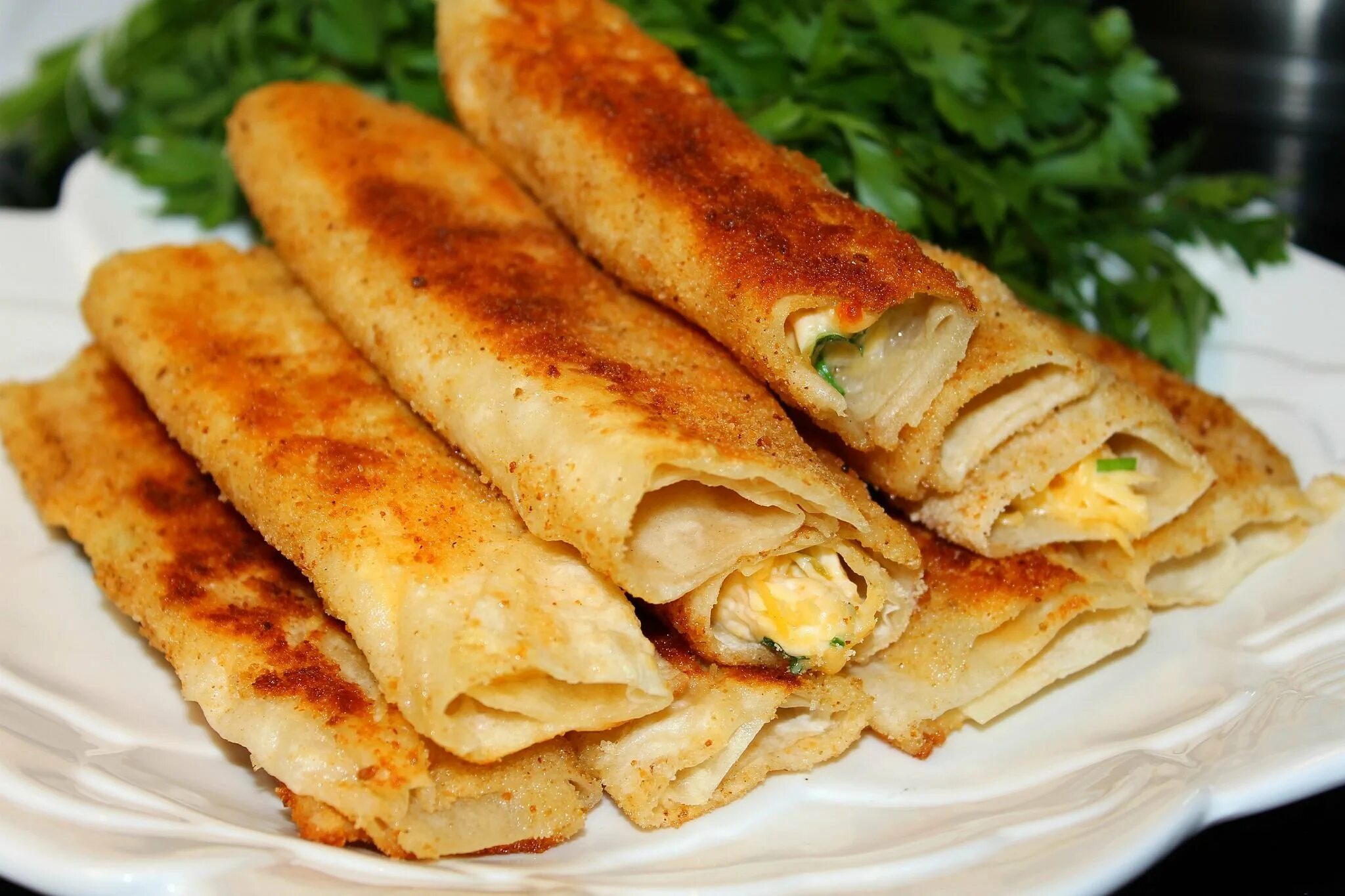 трубочки из лаваша с фаршем. трубочки из лаваша на праздничный стол. трубочки из лаваша с курицей и сыром. трубочки из лаваша. трубочки из лаваша с сыром.