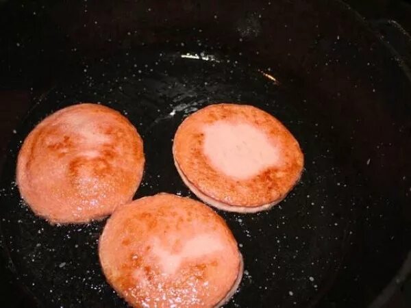 Жареные сардельки на сковороде. Обжарить колбасу. Колбаса на сковороде. Обжарить колбасу. Обжарить колбасу.