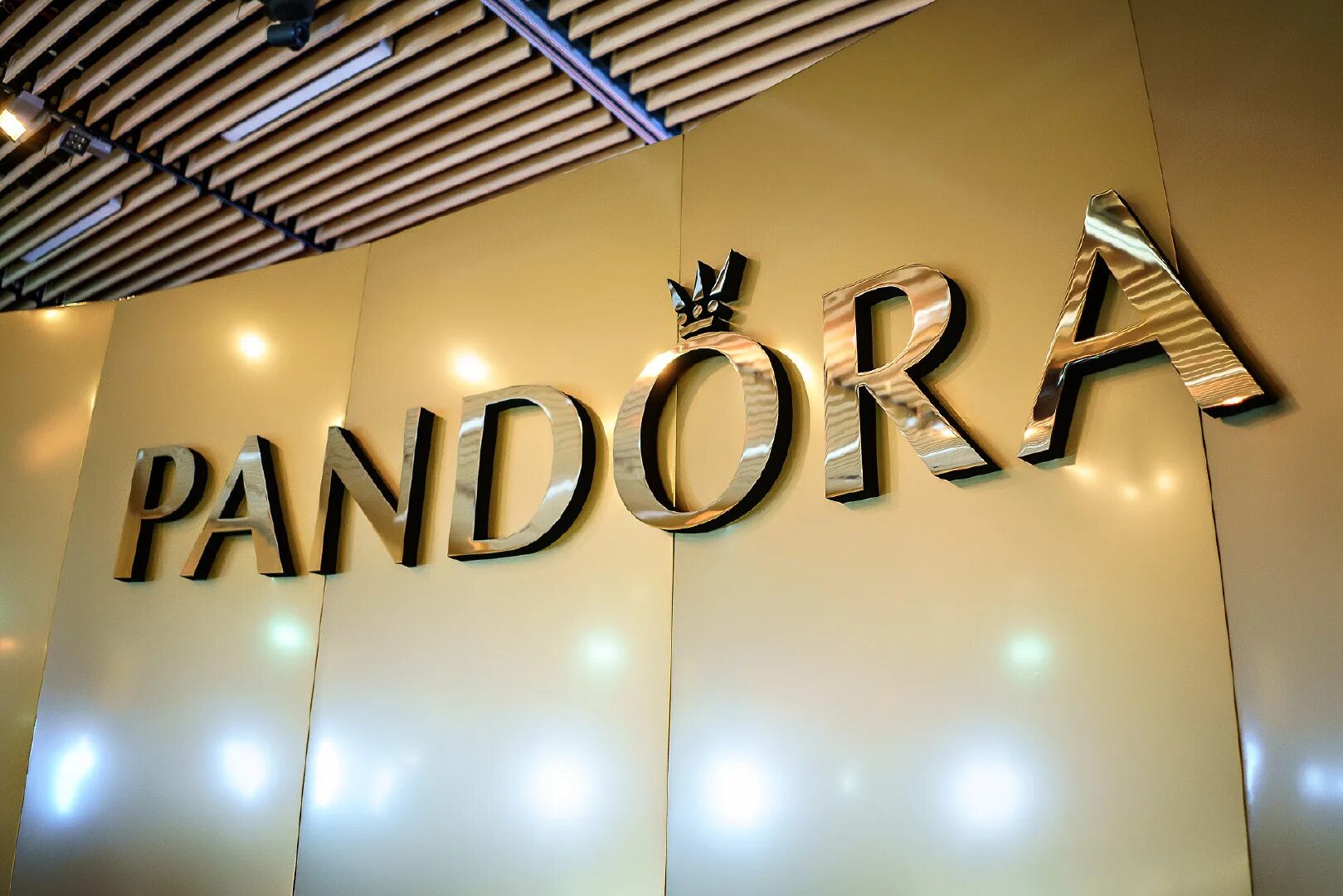 Pandora надпись. Pandora шармы travel. Пандора надпись. Пандора бренд. Пандора вывеска.
