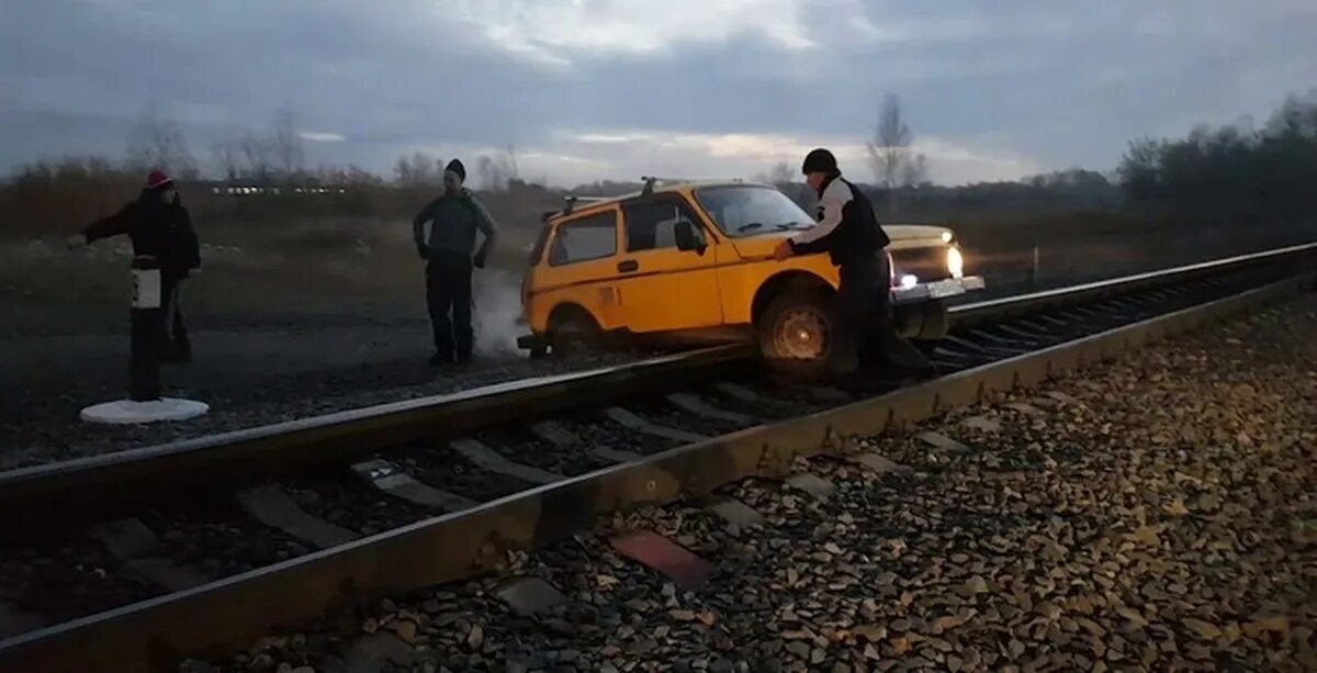 Включи видео застрял. Автомобиль на рельсах.