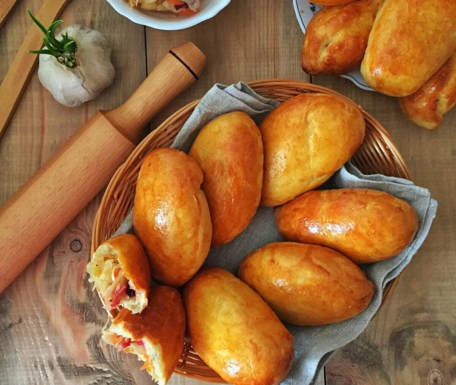 пирожки печеные с капустой. пирожки. пирожки с повидлом. рецепт запеченные пирожков. дрожжевые пирожки.