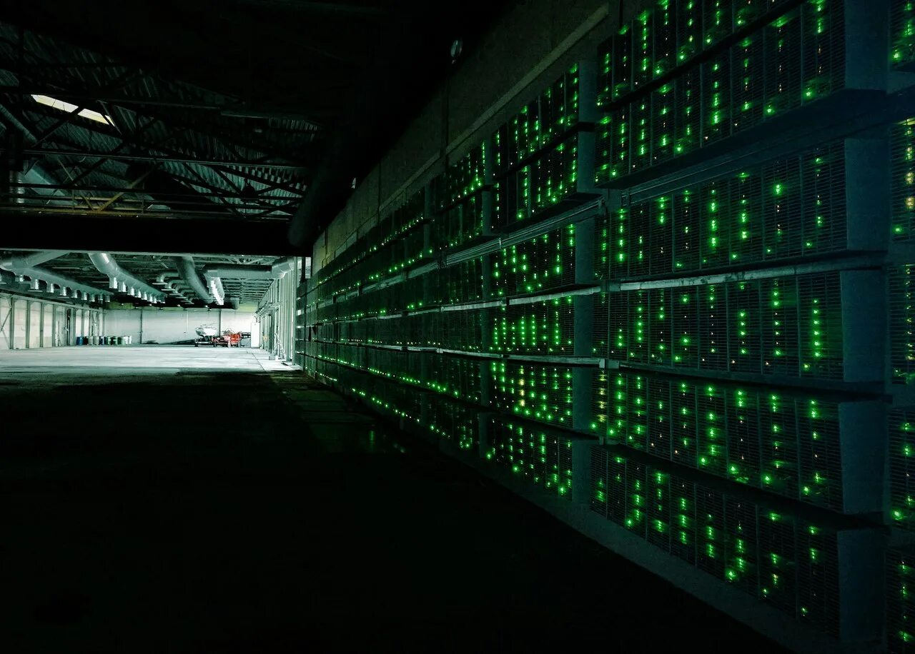 Майнинговая ферма в китае. Майнинг фон рабочего стола. Девушка с биткоином. Биржа. Запрет криптовалюты.