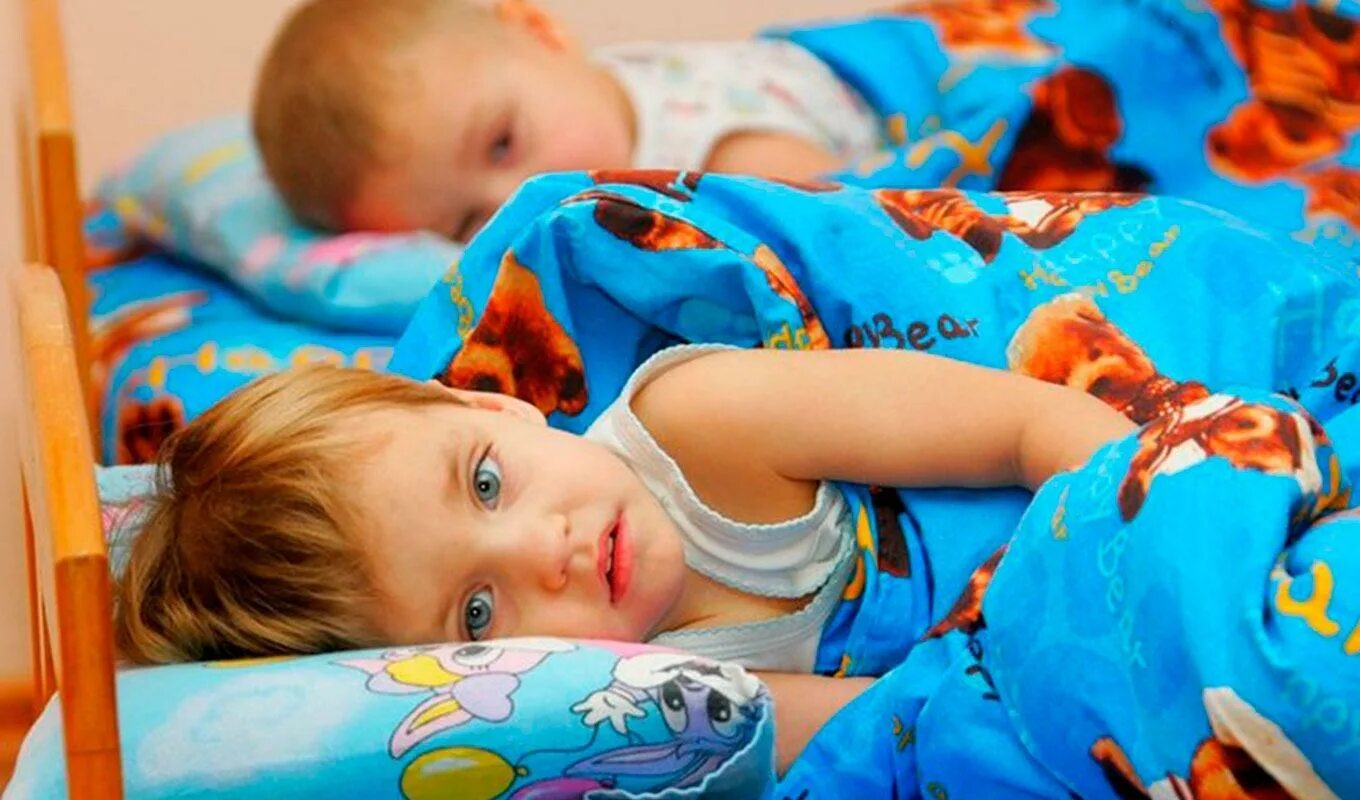 Малышам на сон час. Дети спят в детском саду. Сон час в детском садике. Сончас в детском саду. Тихий час в садике.