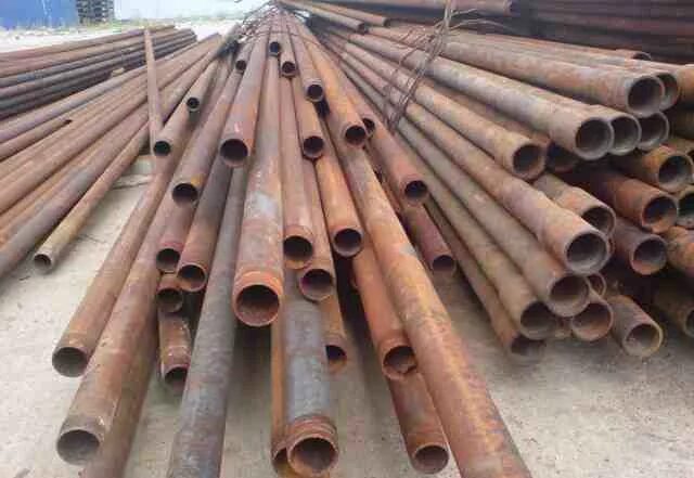 где железные трубы. 32 труба металл. 12х18н10т д325х8мм. лом чугуна 22а. труба нкт 73 столбики для забора.