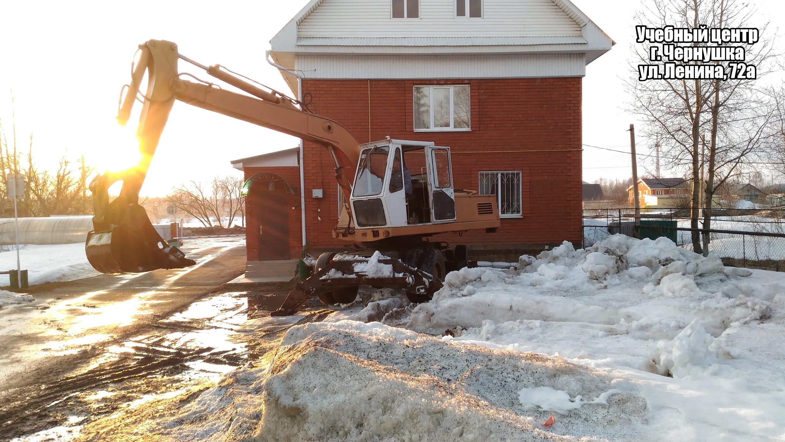 Машинист экскаваторщик. Экскаватор гусеничный js 205. Машинист гусеничного экскаватора. Экскаватор cat 800. Гусеничный экскаватор jcb js205lc 6967 са.