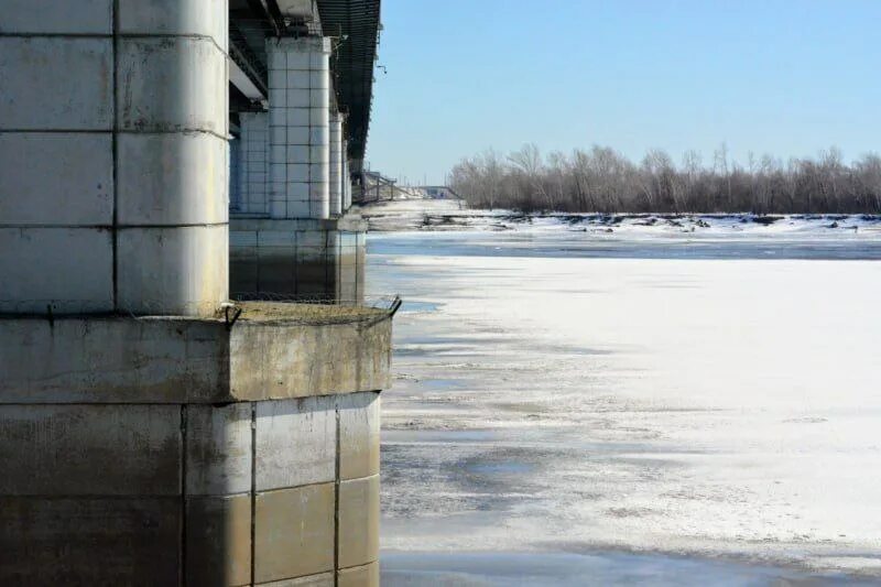 Ледоход в барнауле 2024. Ледоход на реке. Лед на реке. Ледоход Обь. Река подо льдом.