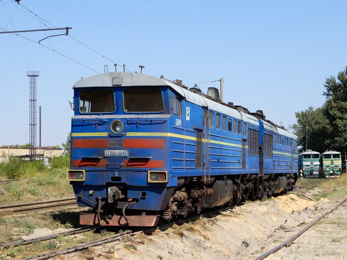 Поезд тараз. Тепловоз 2тэ10в. 2тэ10 Казахстан. 2тэ10у депо Ульяновск. 2тэ10в синий.