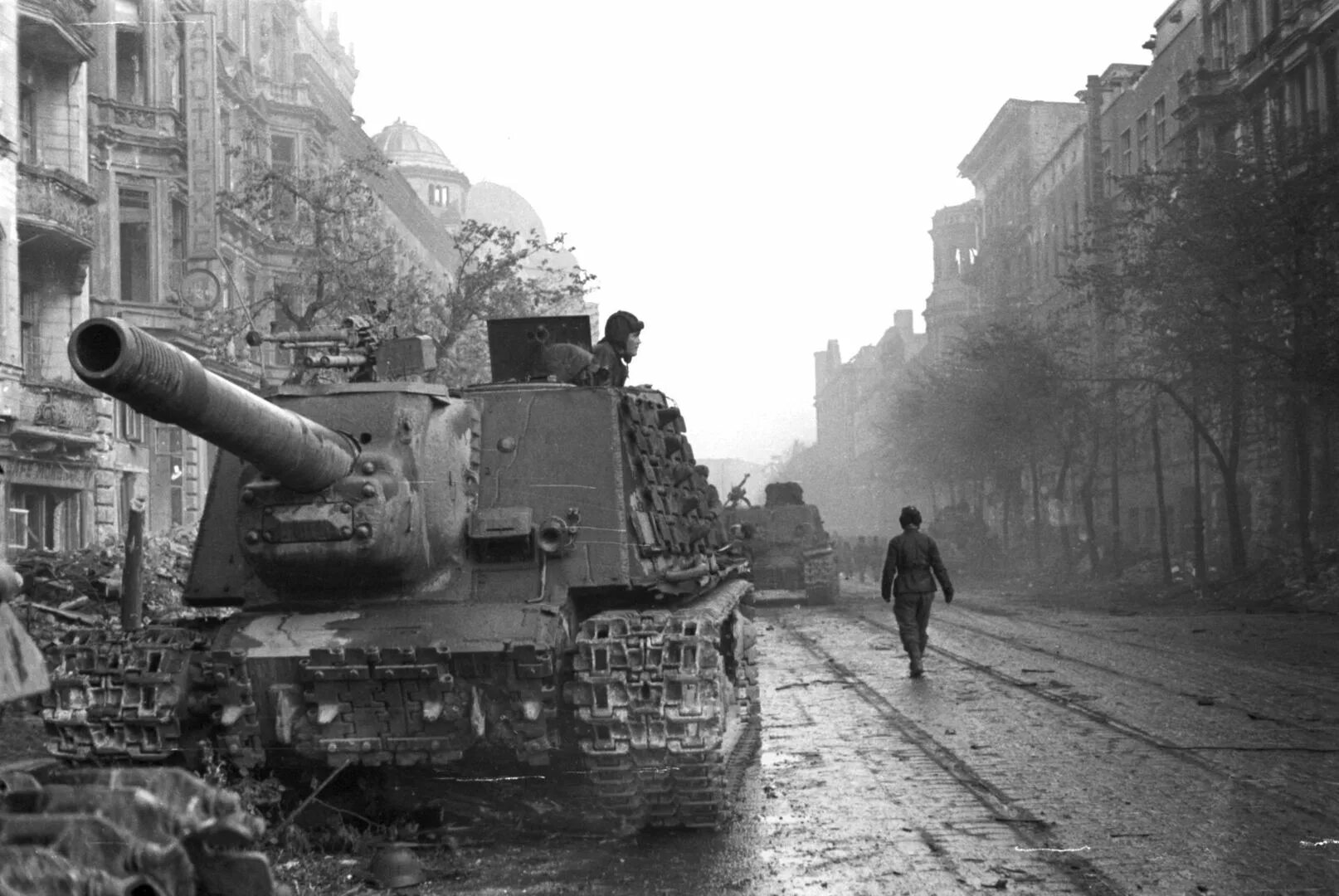 ИСУ-152 В Берлине. ISU-152 Берлин 1945. ИСУ-152 зверобой в Берлине. Ису 152 год