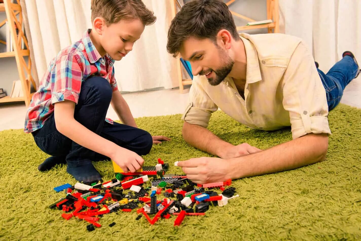 Мальчики играют папу и маму. Ребенок собирает конструктор. Хобби для мальчиков.