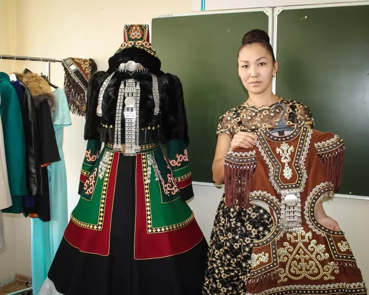 Якутская Национальная одежда халадай. Якутский народный костюм халадай. Халадай Якутский якутские платья. Национальный костюм Саха якутов.
