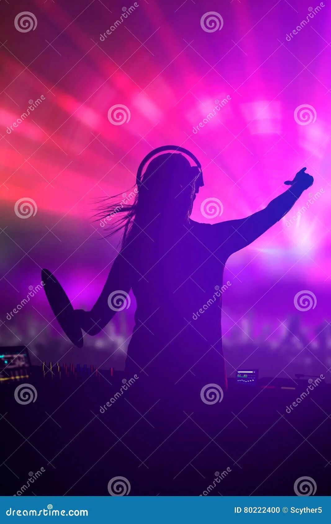 Музыка диджей диско. Dj силуэт. девушка диск жокей. диск жокей. диджей в темноте клип.