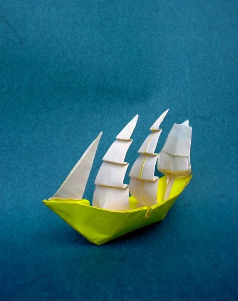 Кораблики двухмачтовый из бумаги. Оригами двухпалубный кораблик. Поделка корабль. Парусник из бумаги.