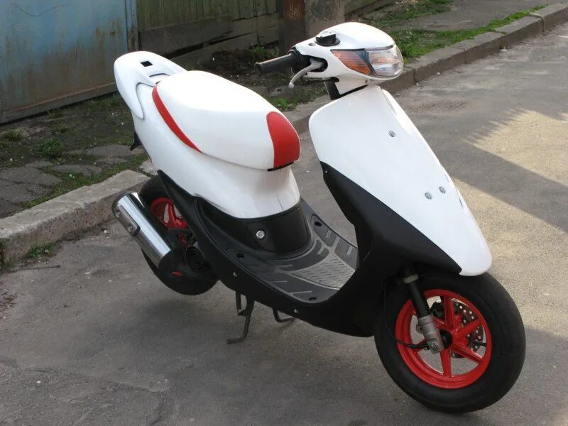 Мопед белый. Honda Dio 35 ZX красный. Honda Dio 27 белая. Honda Dio 34 ZX красный. Хонда дио 35zx в белом цвете.