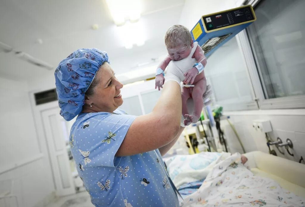 Акушеры принимают роды. Акушерки и Новорожденные дети.