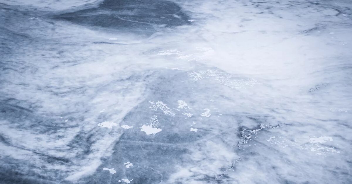 Sleet picture. Застывшие метановые пузыри (канада). Хрупкий лед. Winter cracked ice. На замерзшей поверхности.