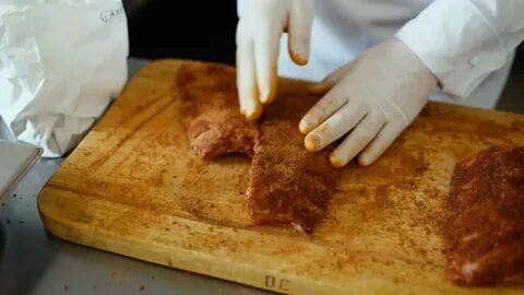 Положил мясо молочный