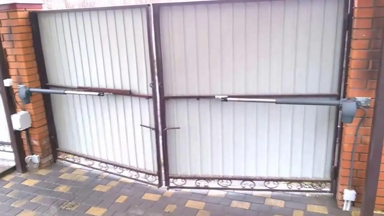 Защелка калитки ноэз зк-230-s черный. Засов на распашные ворота. Закрывание распашных ворот. Замок для распашных ворот doorhan. Затвор на распашные ворота.