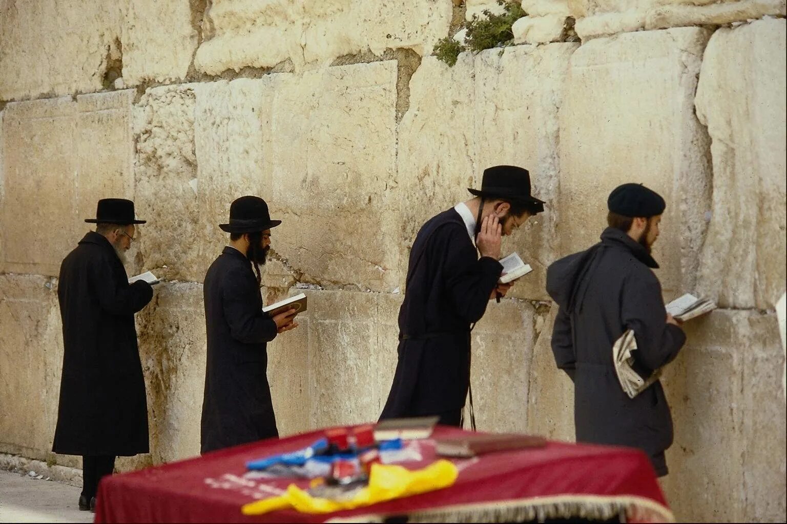 Первостепенное почитание в иудаизме. Иудеи молятся.