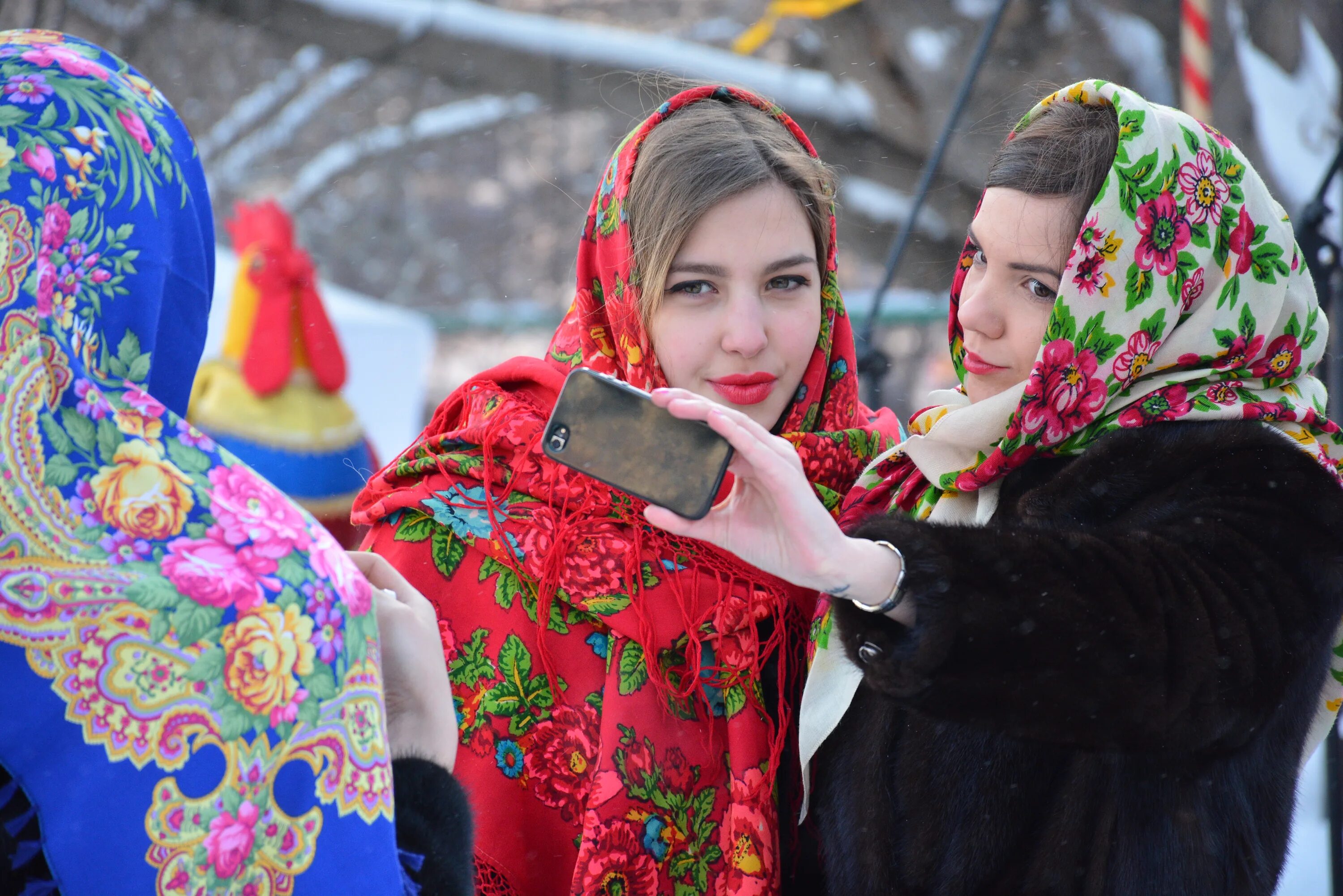 Платок на Масленицу. Традиционный русский платок. Платок русский народный. Девушка в русском платке. Красивый платок на масленицу