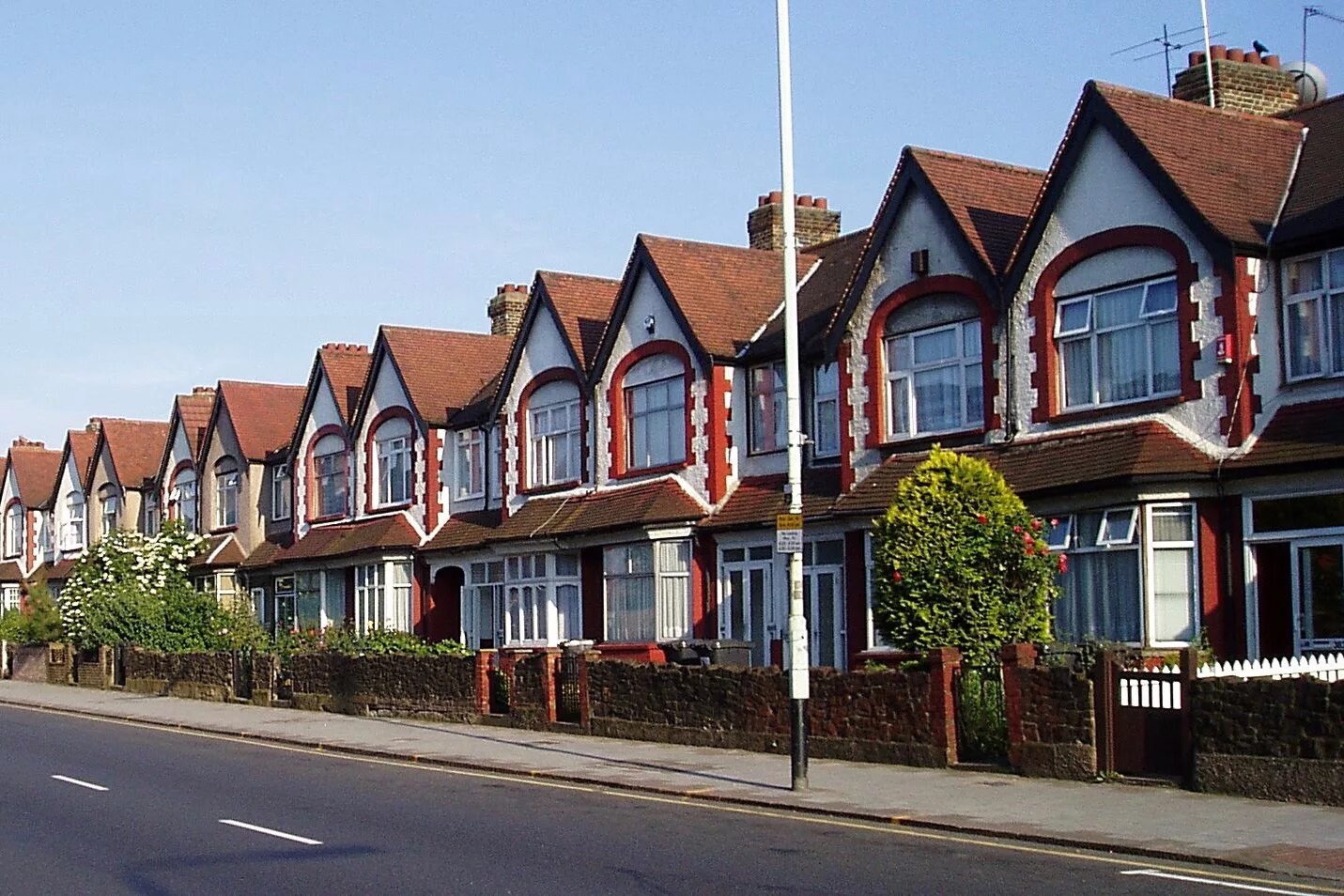 England terraced House. Terraced House London. Много домов. Лондон блокированные дома.