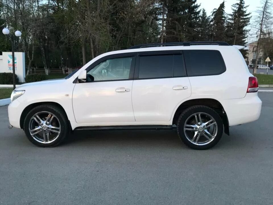 Диски ленд крузер. Ленд Крузер 200 белый колеса r20. Toyota Land Cruiser 200 белый r22. Toyota Land Cruiser 200 диски r18. Toyota Land Cruiser 200 r22 колеса.
